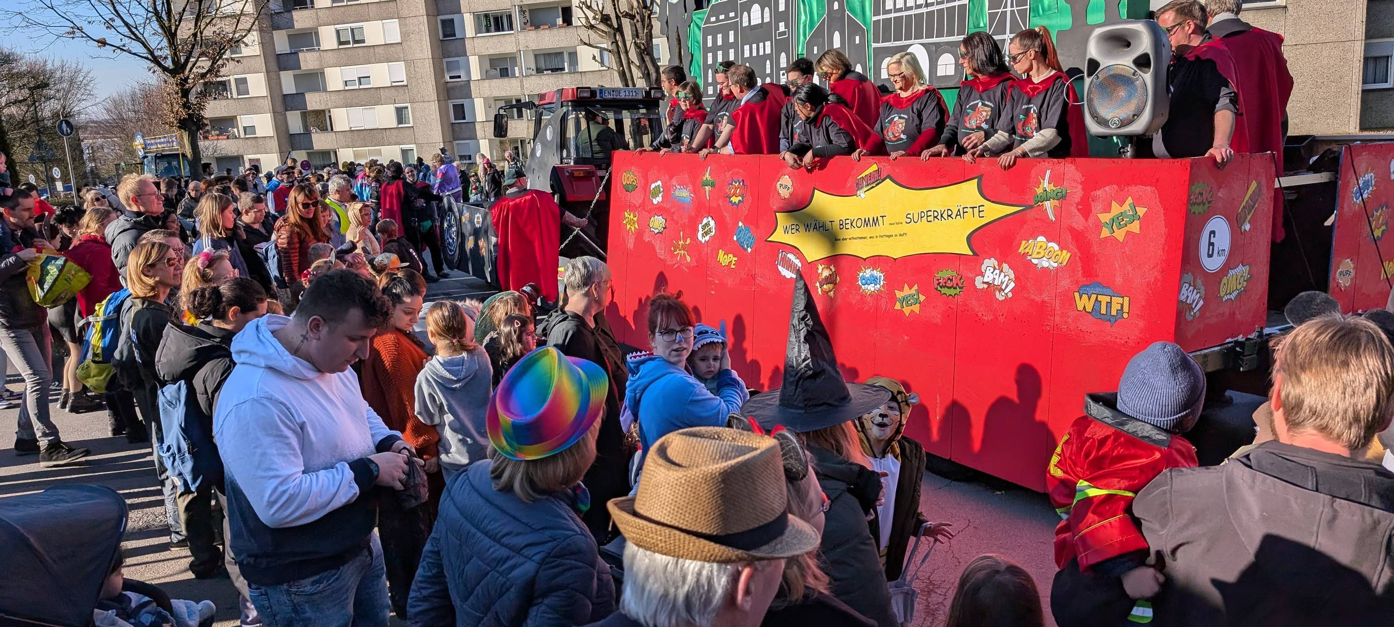 Rund 15.000 Besucher bei Rosenmontagszug in Holthausen