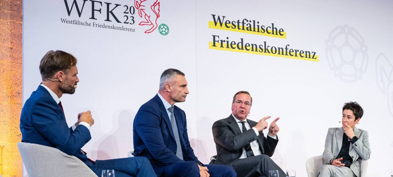 Moderator Wulf Schmiese (l-r), Kiews Bürgermeister Vitali Klitschko, Bundesverteidigungsminister Boris Pistorius (SPD) und Dunja Hayali sprechen auf der Friedenskonferenz