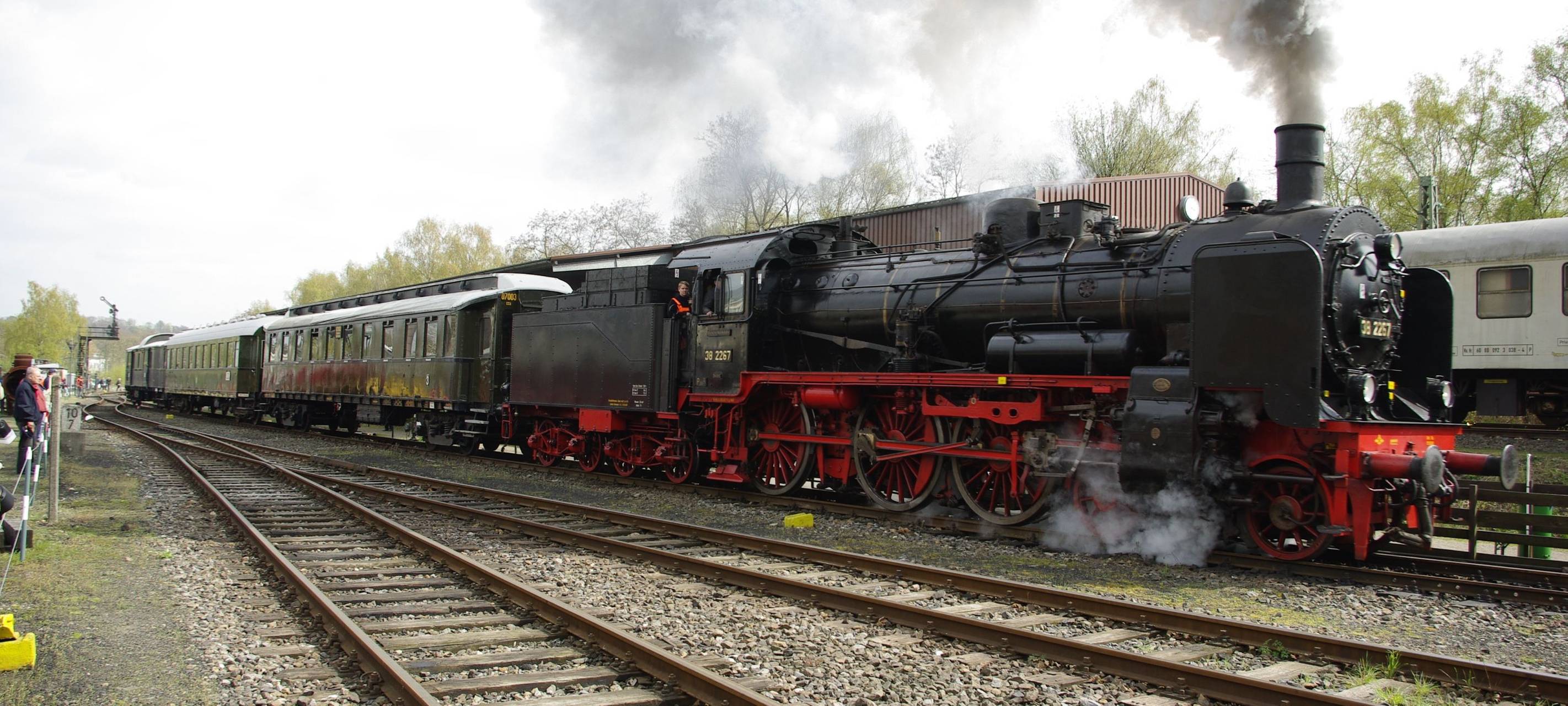 Museumszug dampft durch das Ruhrtal