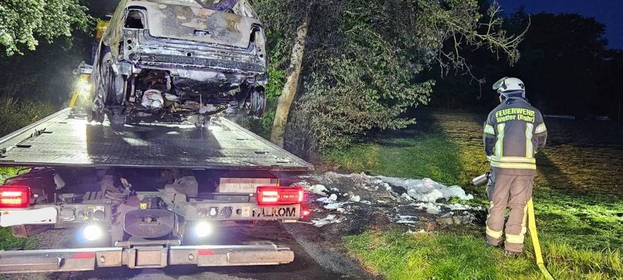 Auto brennt nach Unfall