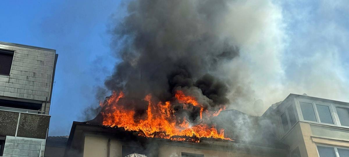 Haus nach Dachstuhlbrand unbewohnbar