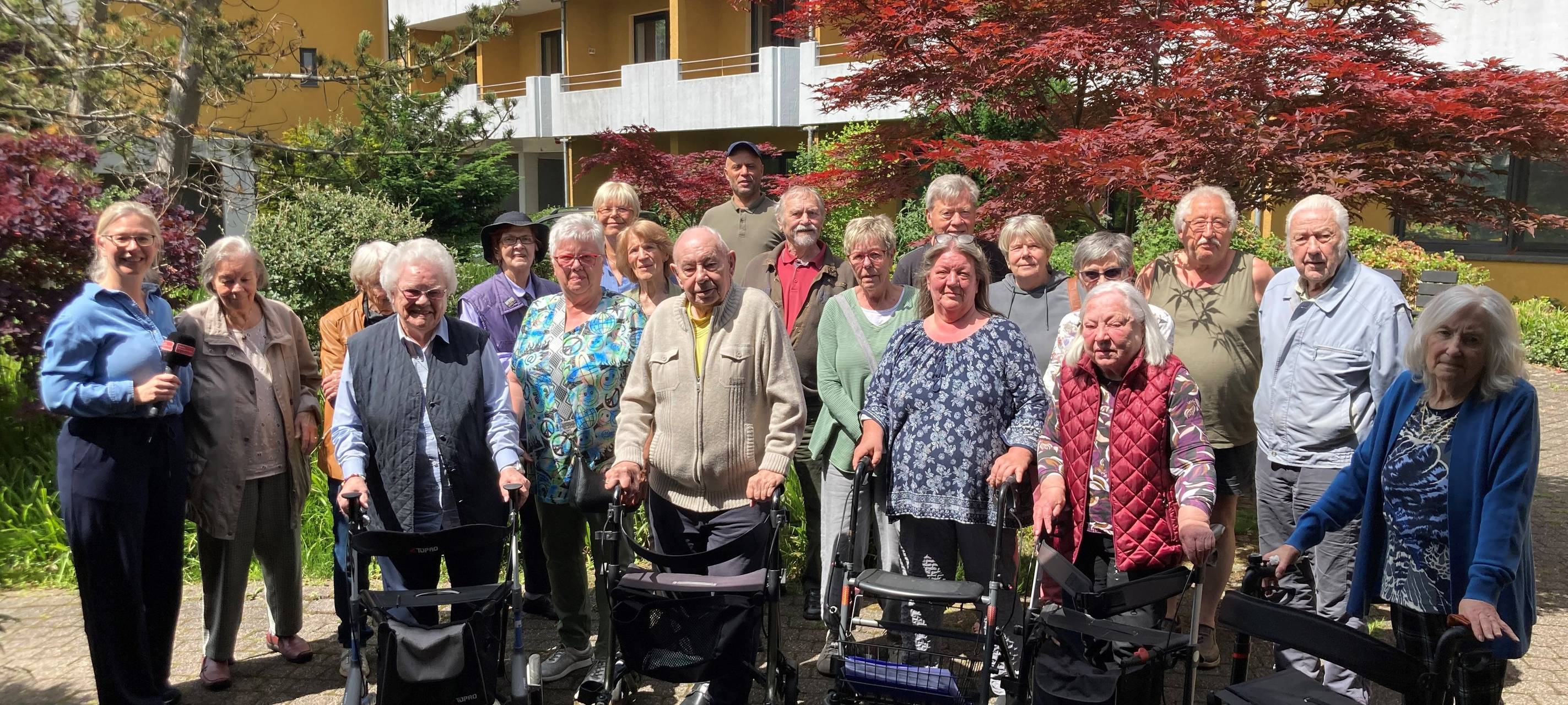 Radio Ennepe Ruhr Reporterin Christiane Rüffer im Gespräch mit den Bewohnerinnen und Bewohnern des Altenzentrums.