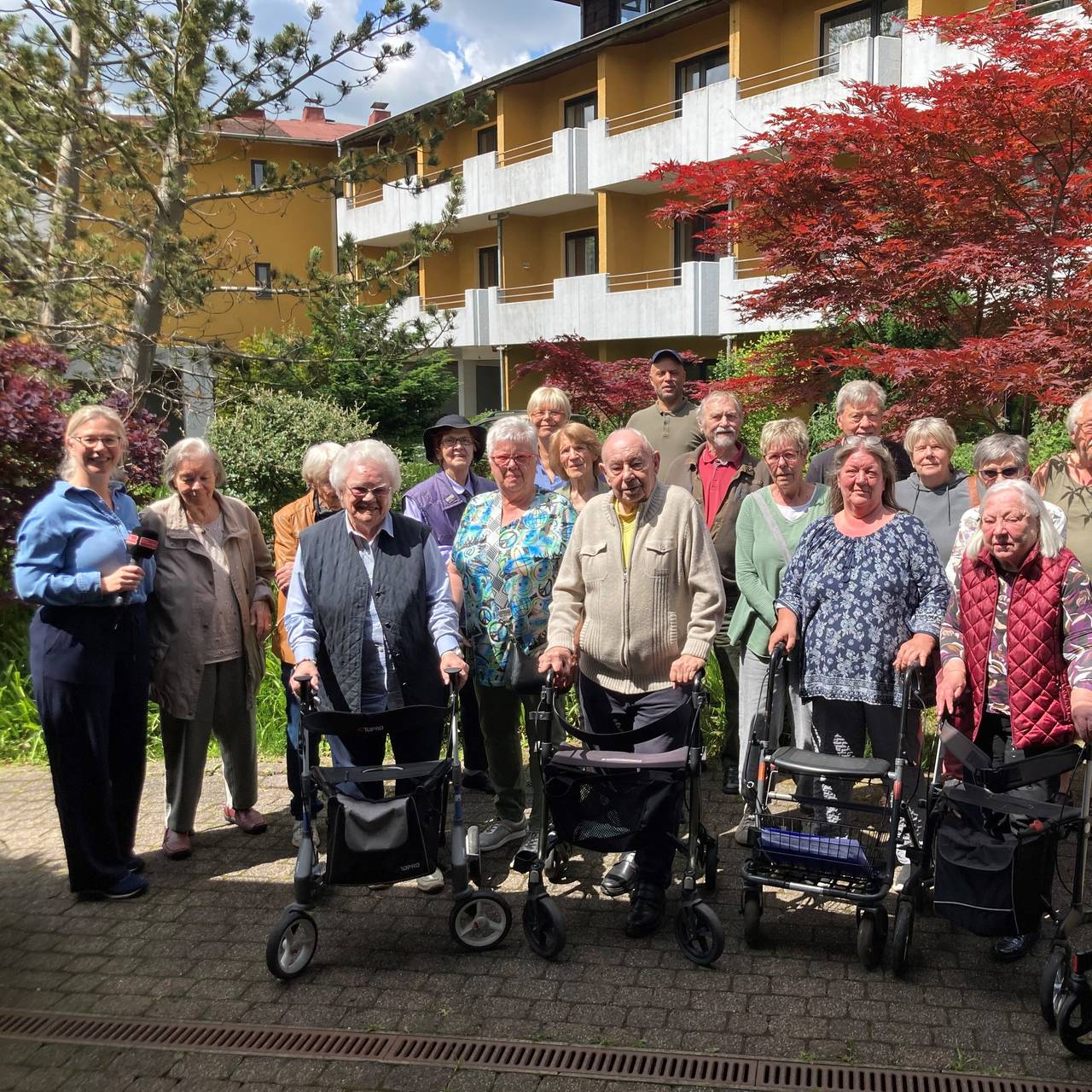 Radio Ennepe Ruhr Reporterin Christiane Rüffer im Gespräch mit den Bewohnerinnen und Bewohnern des Altenzentrums.
