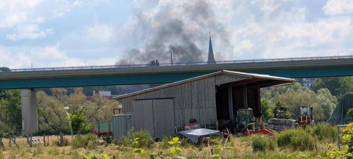 Jeep in Alt-Wetter fängt Feuer
