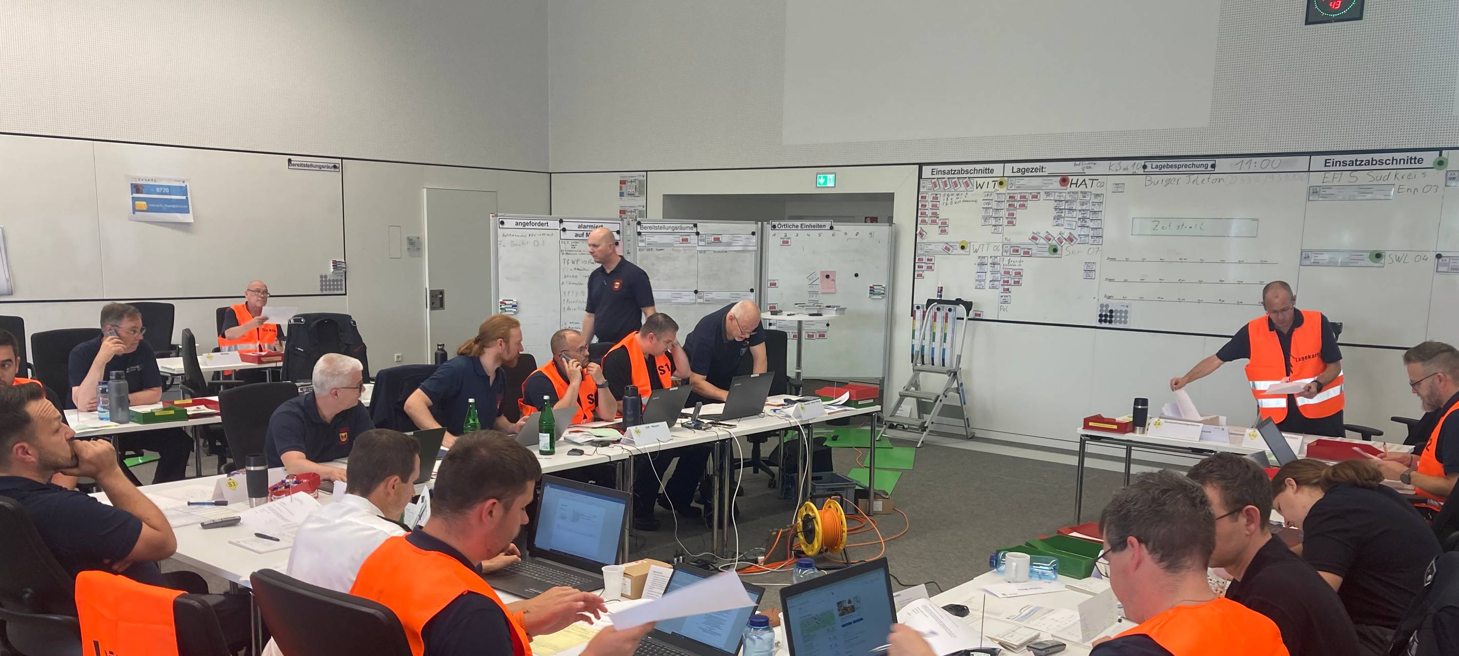 Einsatzkräfte üben Verhalten bei Stromausfällen