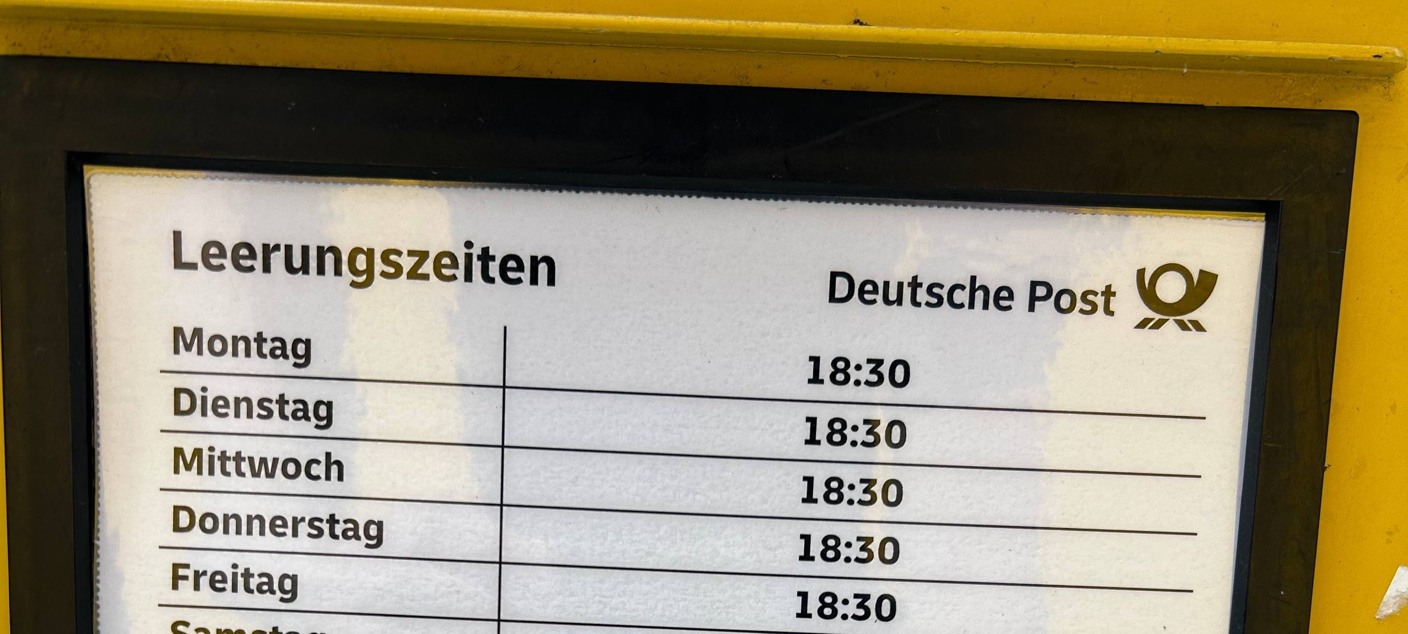 Frontalansicht eines digitalen Briefkastens