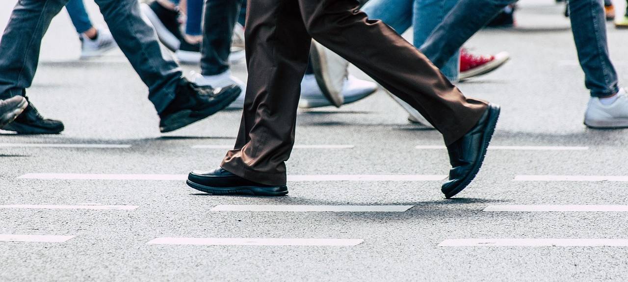 Menschen, die über eine Straße laufen