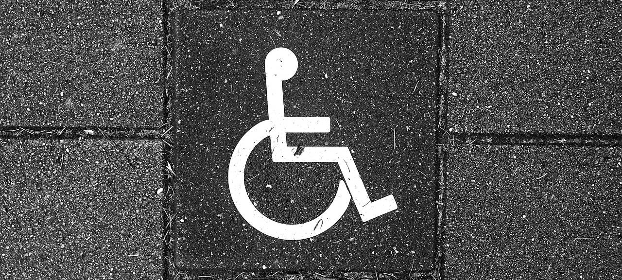 Rollstuhlsymbol auf Pflasterstein