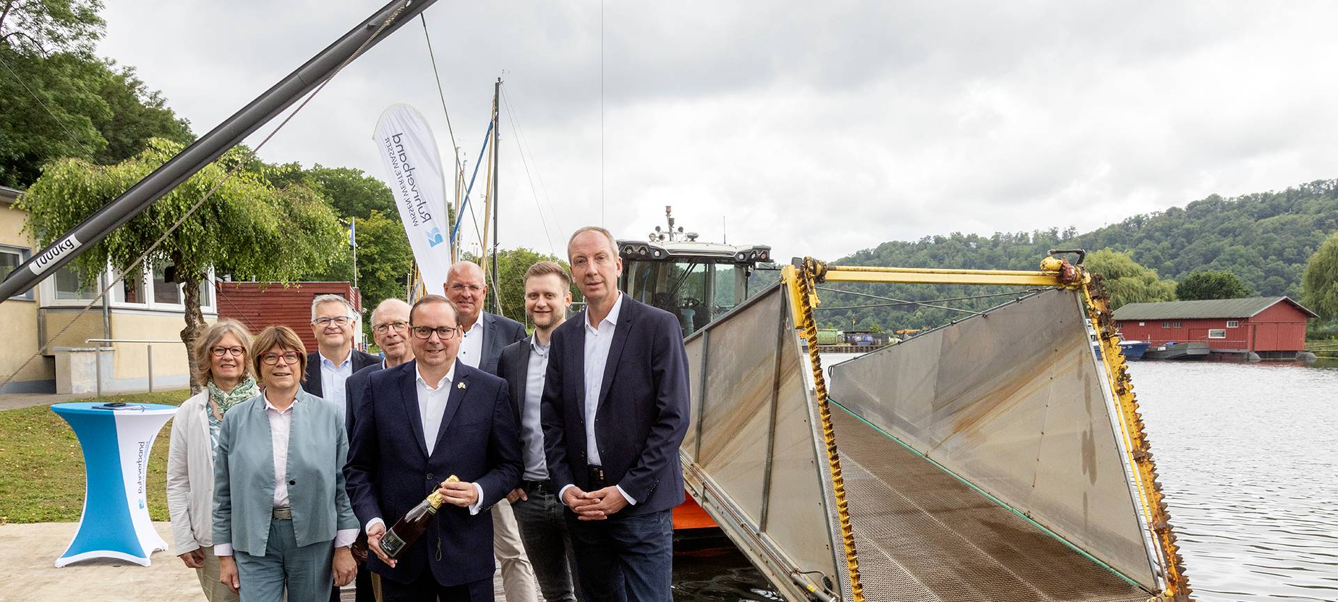 Mit einem neuen Boot mäht der Kreis die Gewässer bei uns