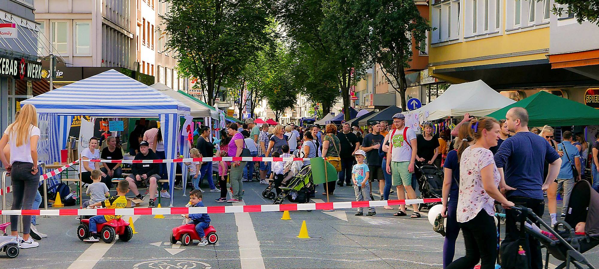 Menschen feiern Weltkindertag auf der Ruhrstraße in Witten
