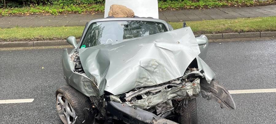 Schwerer Unfall: Beifahrerin (20) wird aus Auto geschleudert