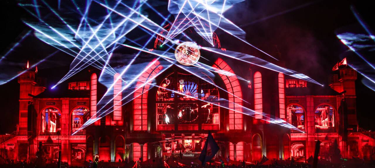 Blick auf die Mainstage vom Parookaville-Festival