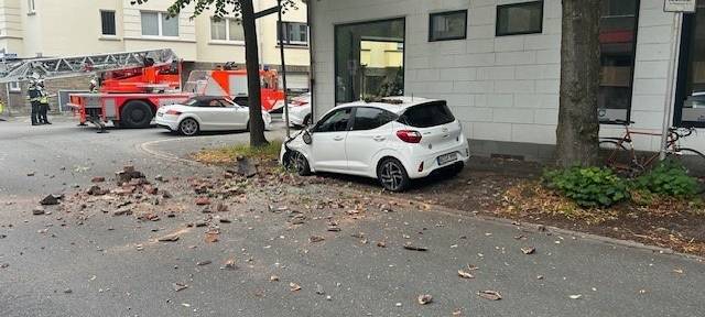 Kamin fällt auf Auto