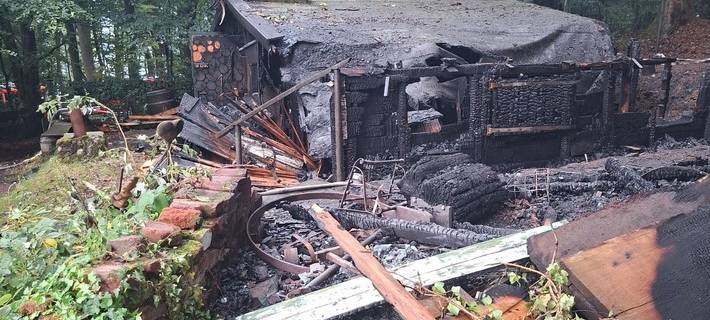 Breckerfeld: Waldhütte im Bereich Sommerhagen brennt komplett ab