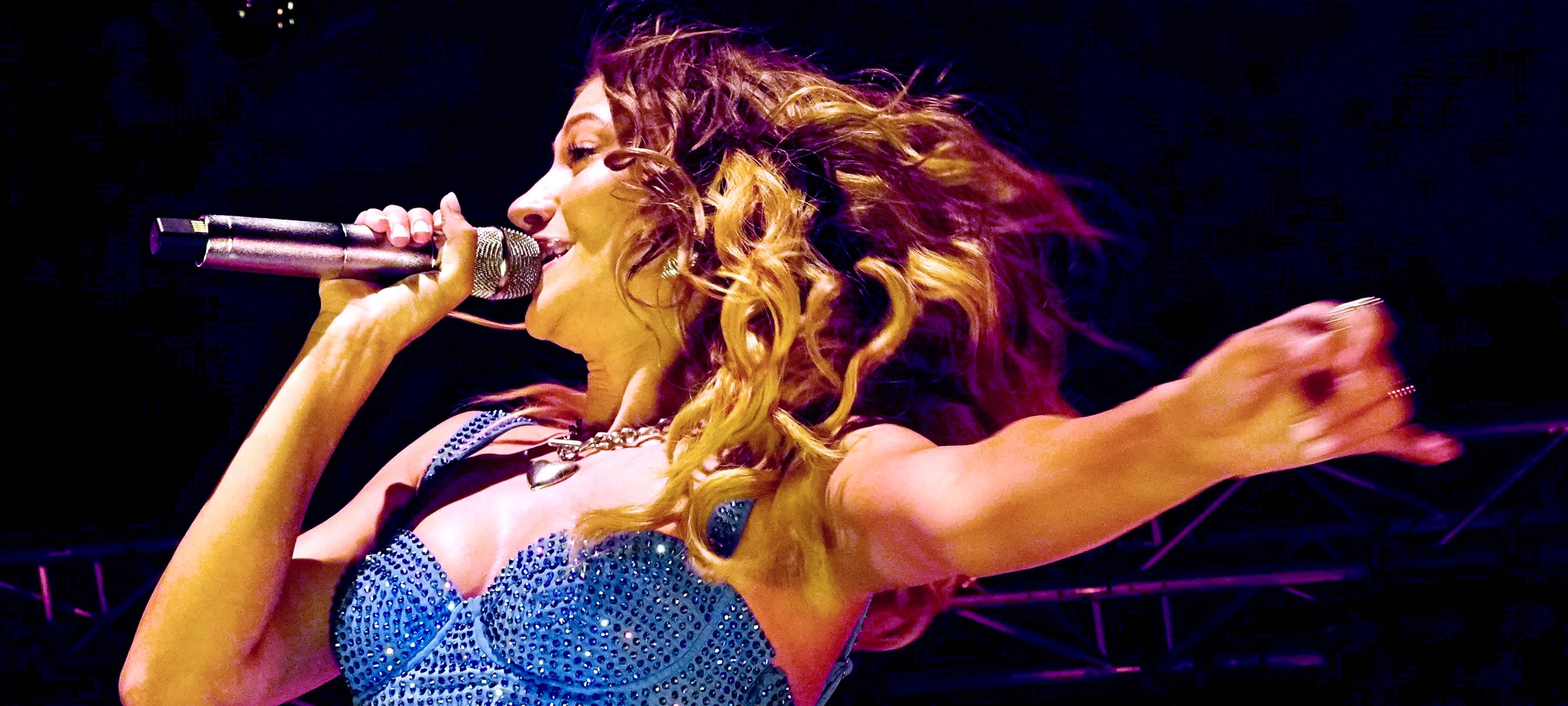 Leony beim Zeltfestival Ruhr mit ihrem Live-Auftritt vor Publikum.