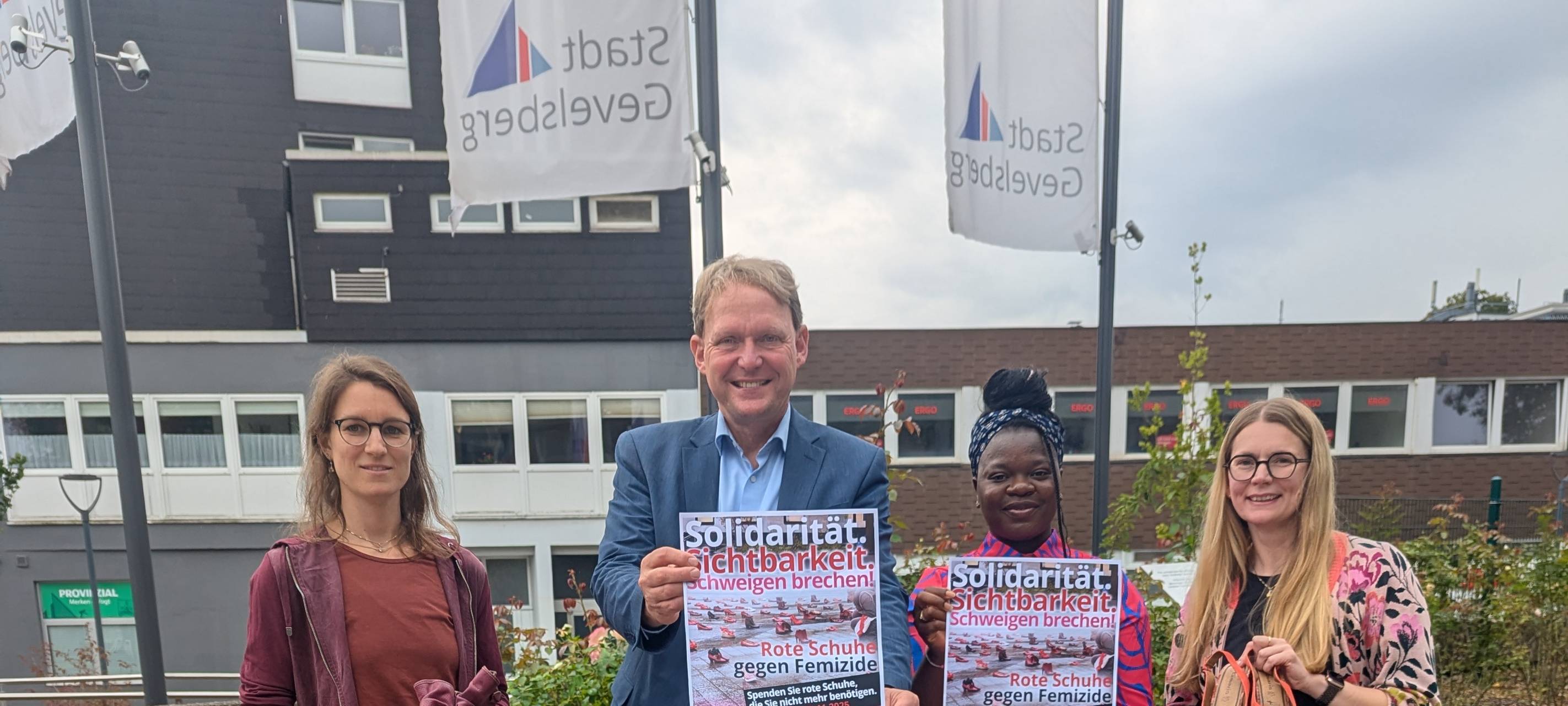 Städte sammeln rote Schuhe gegen Gewalt an Frauen