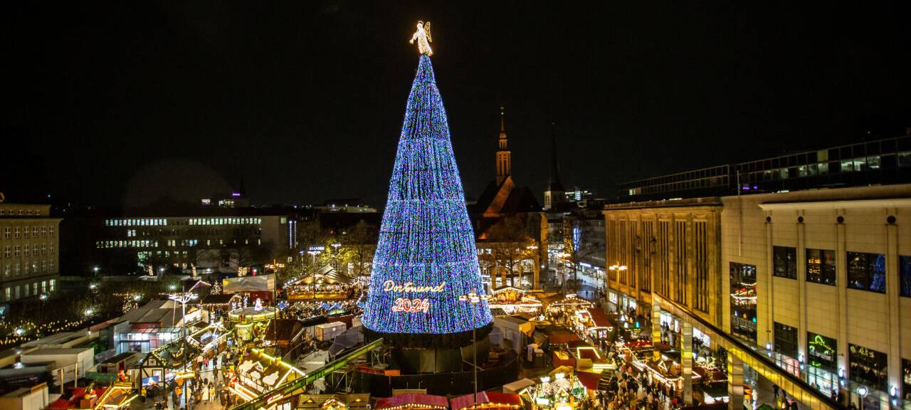 Eindrücke rund um den Weihnachtsmarkt in Dortmund mit riesigen, geschmückten Weihnachtsbaum in der Innenstadt.