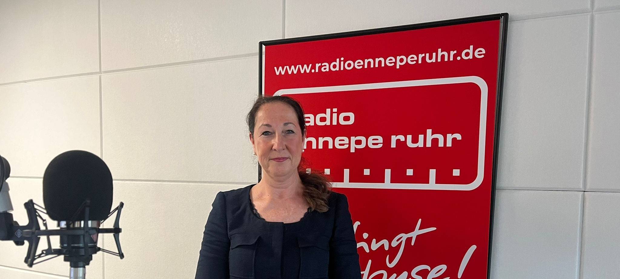 Zu sehen ist die Bürgermeisterin von Herdecke im Studio von Radio Ennepe Ruhr.