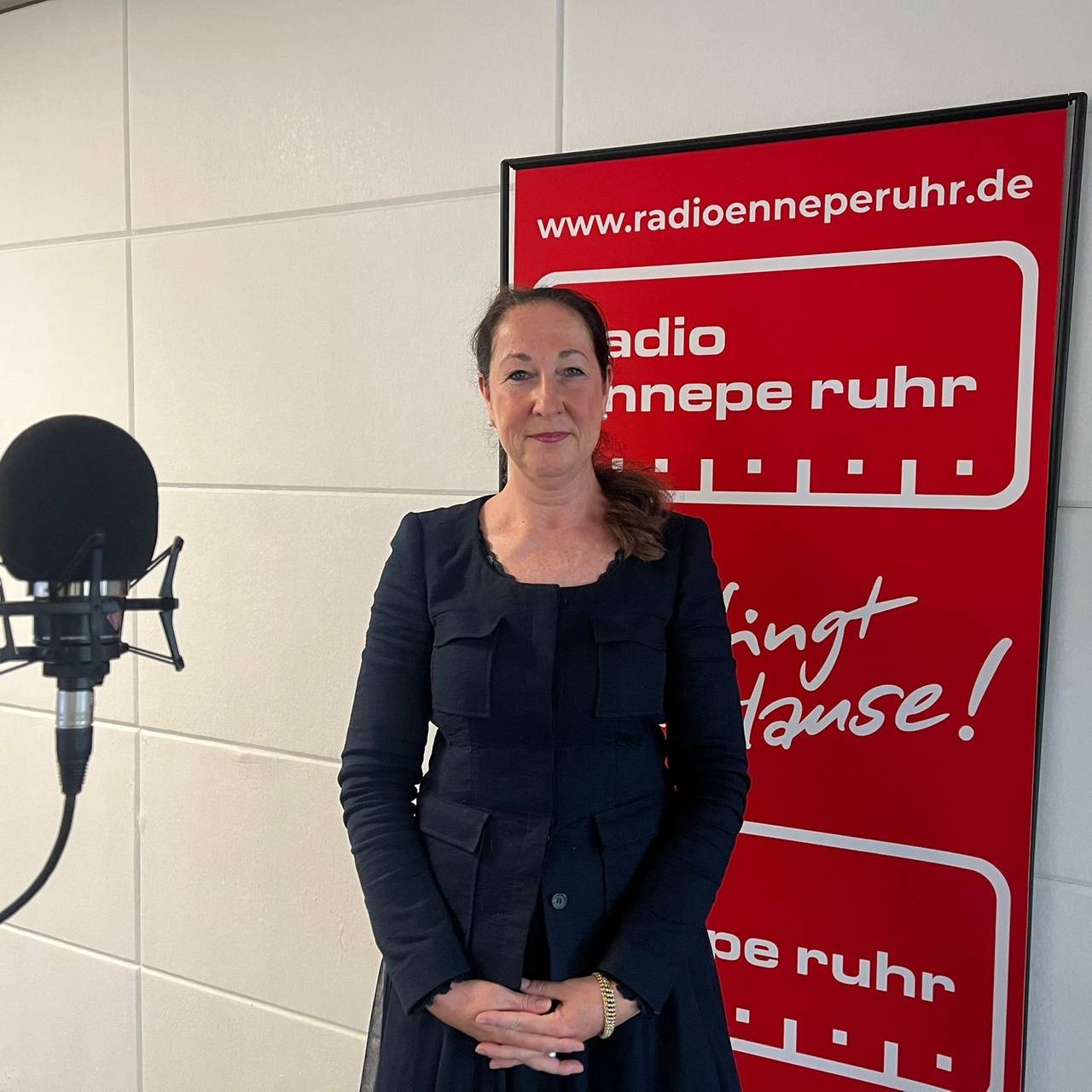 Zu sehen ist die Bürgermeisterin von Herdecke im Studio von Radio Ennepe Ruhr.