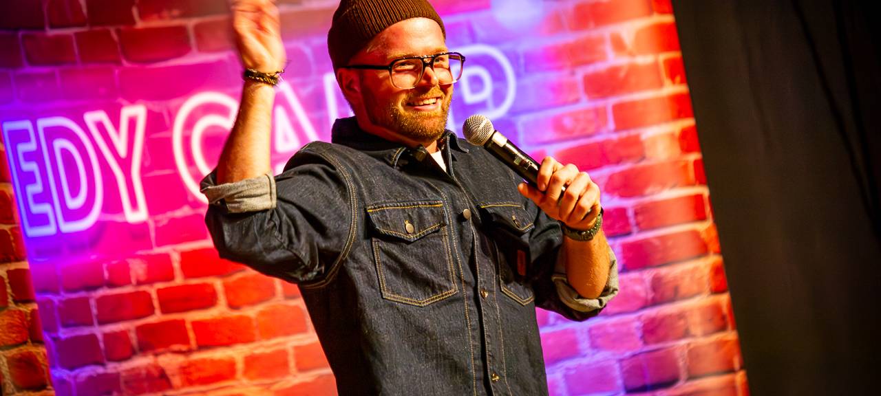 Das Comedy Camp 2025 startete in Unna in der Stadthalle. Auf der Bühne zu sehen: Hannes Höfer.
