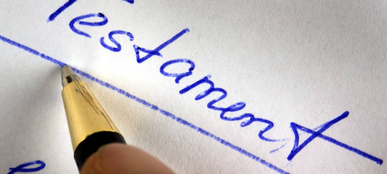 Ein Testament wird in Schwerin handschriftlich verfasst