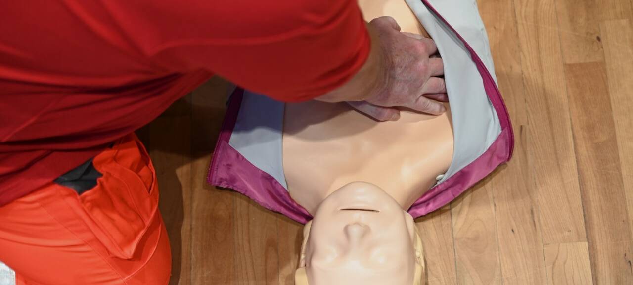 Ein Erste Hilfe-Ausbilder des Deutschen Roten Kreuzes (DRK) demonstriert eine Herz-Lungen-Wiederbelebung (HLW). (gestellte Szene)