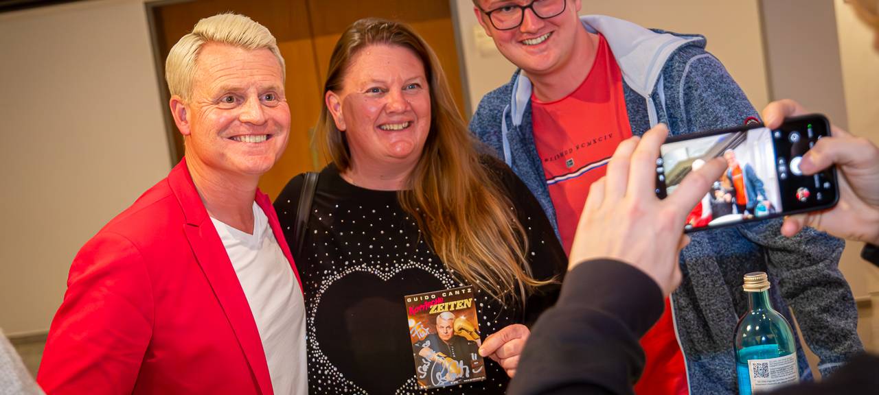 Das Comedy Camp 2025 war in Bergheim im MEDIO.RHEIN.ERFT. Die Zuschauer holen sich im Anschluss Autogramme und Selfies mit den Künstlerinnen und Künstlern ab.