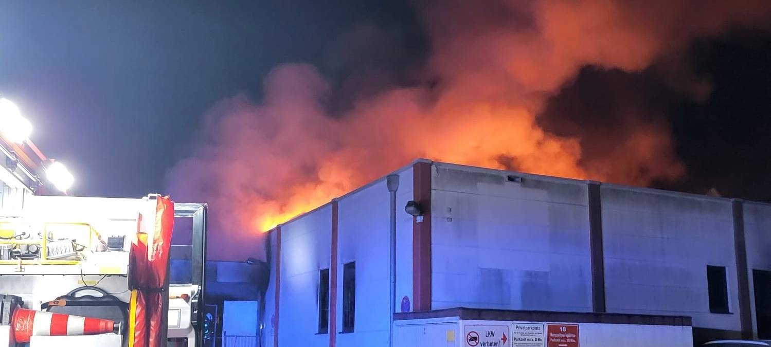 Haßlinghausen: Feuer in Möbellager gelegt