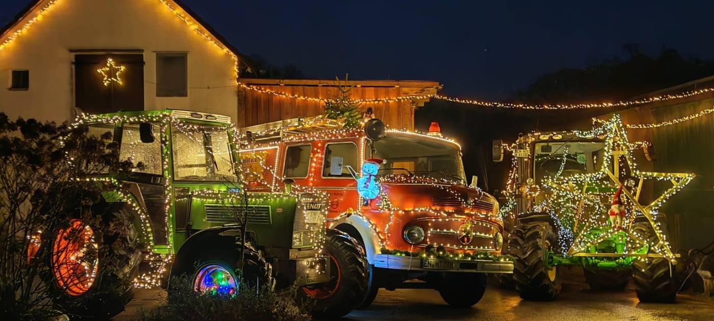 Leuchtende Traktoren rollen durch Witten