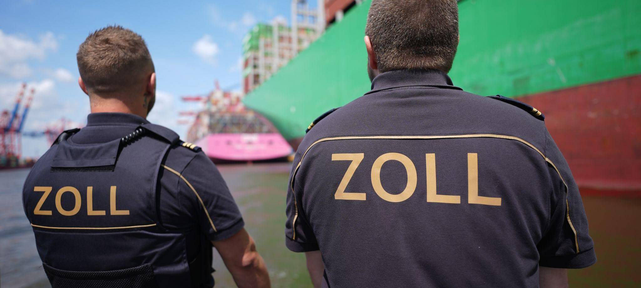 Zollbeamte im Hamburger Hafen