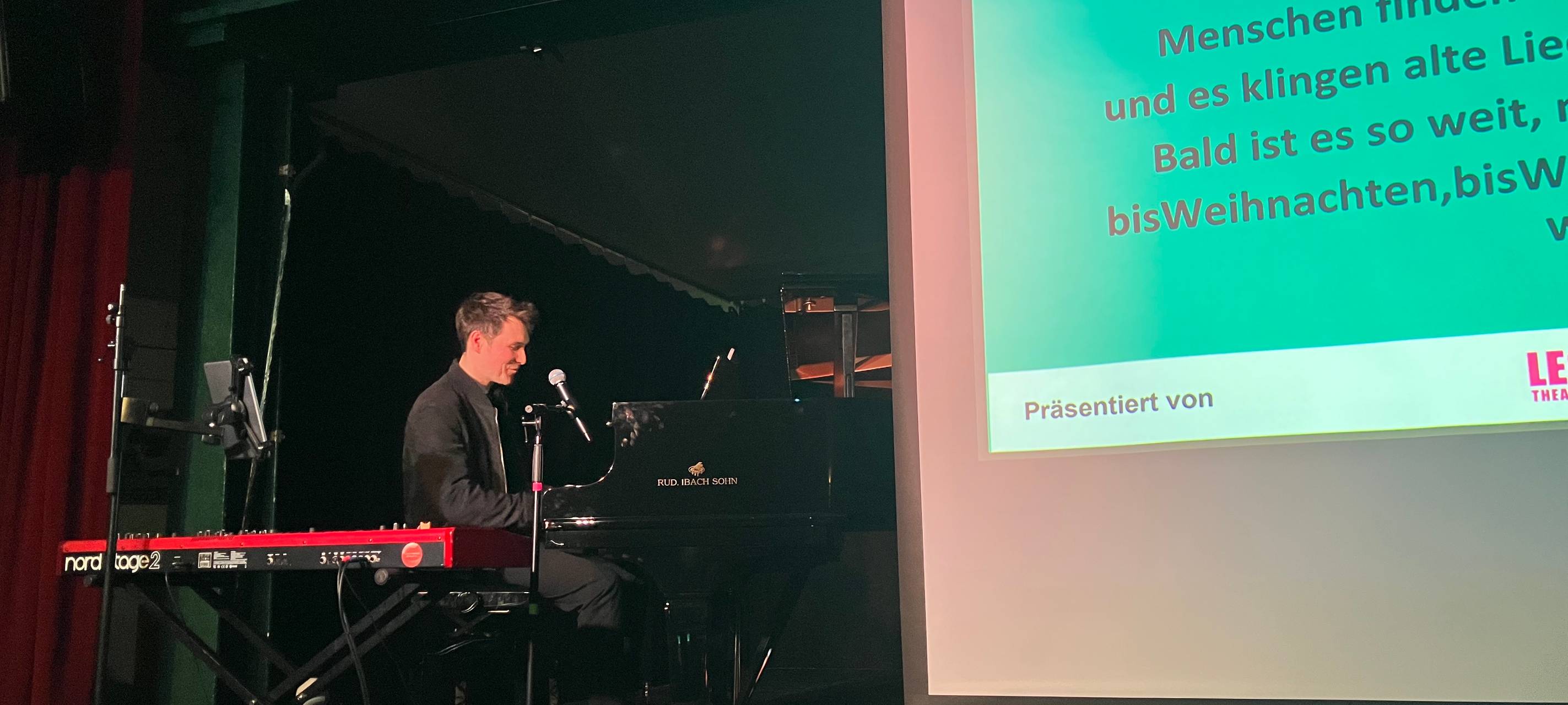 Weihnachtssingen im Leo Theater