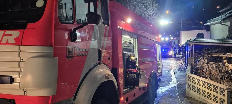 Brand in Laubhaufen breitet sich aus