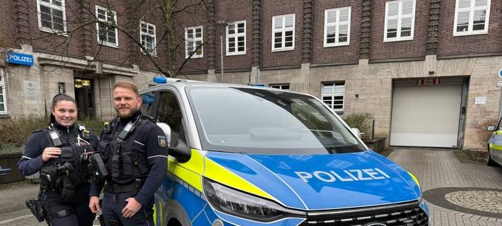 Neuer Streifenwagen vor der Wache Mitte