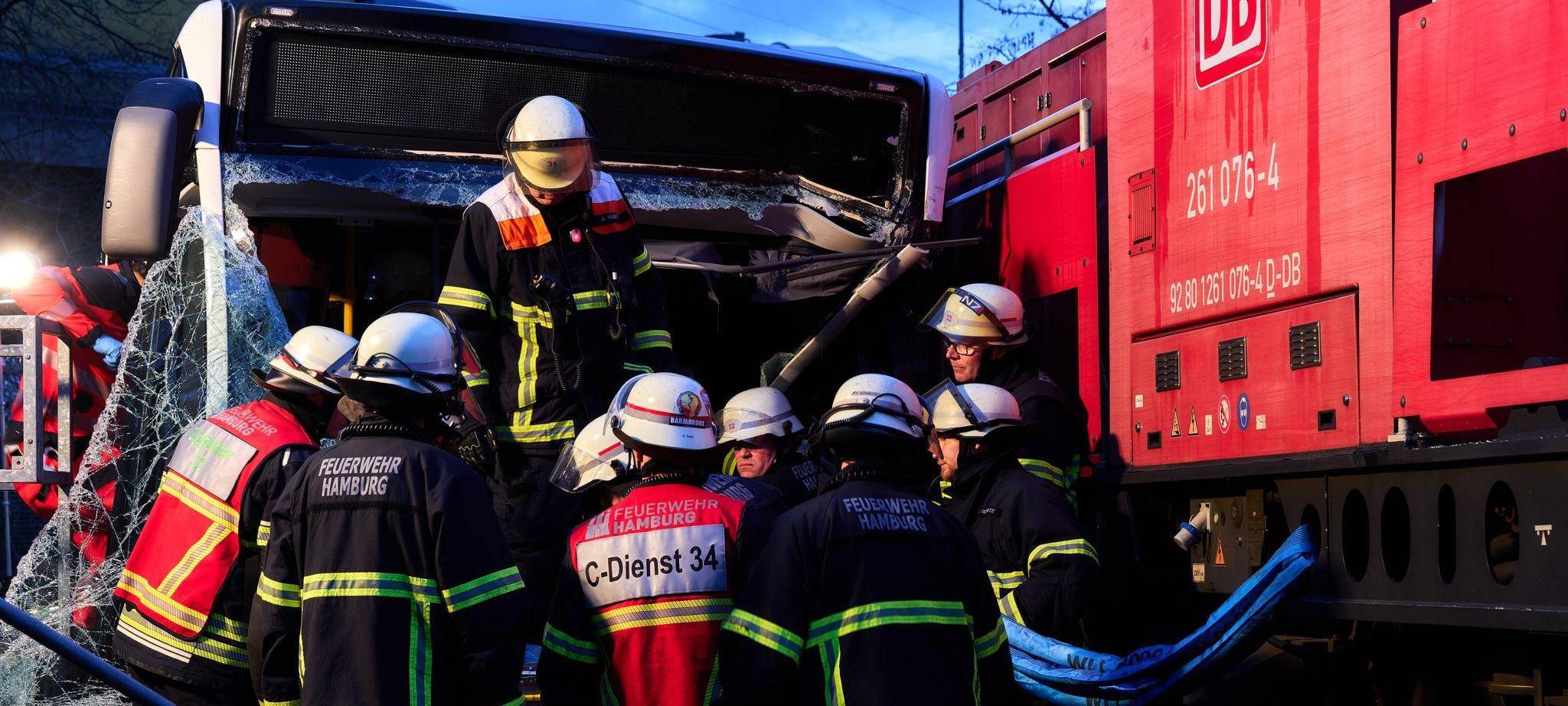 Zug kollidiert mit Bus in Hamburg
