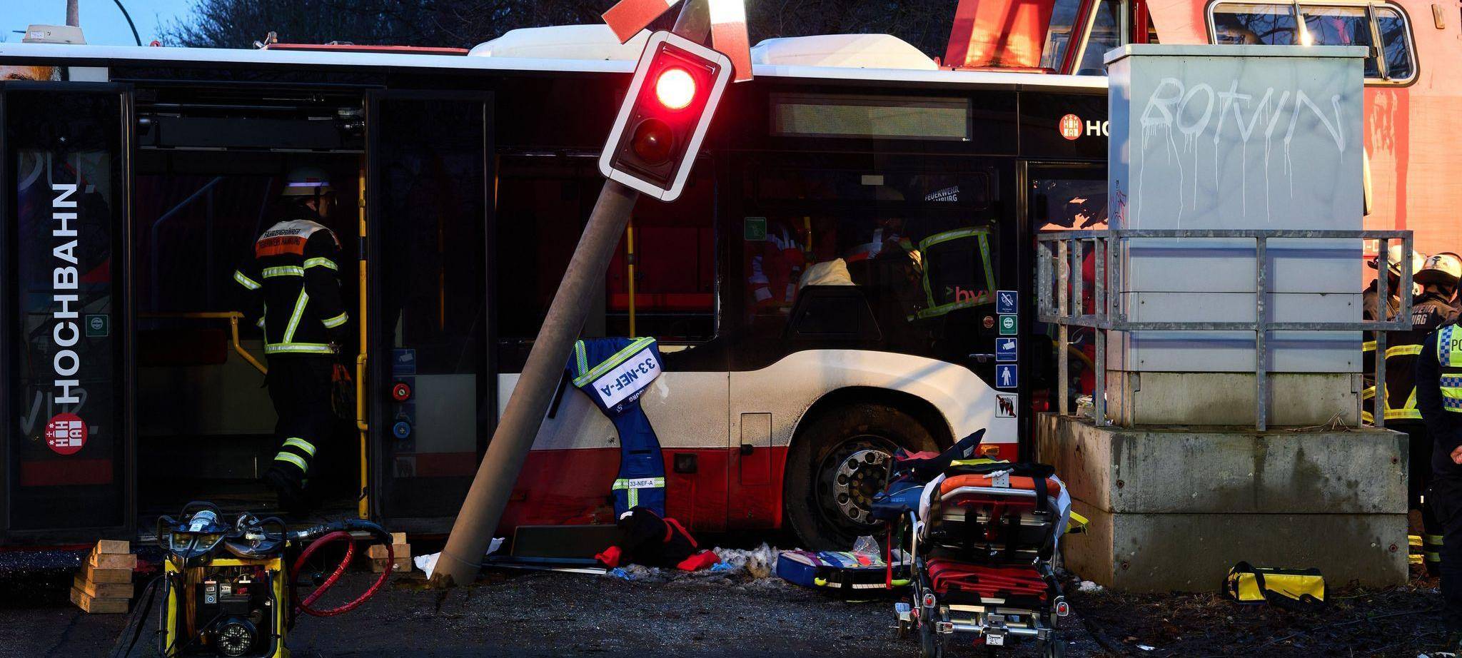 Zug kollidiert mit Bus in Hamburg