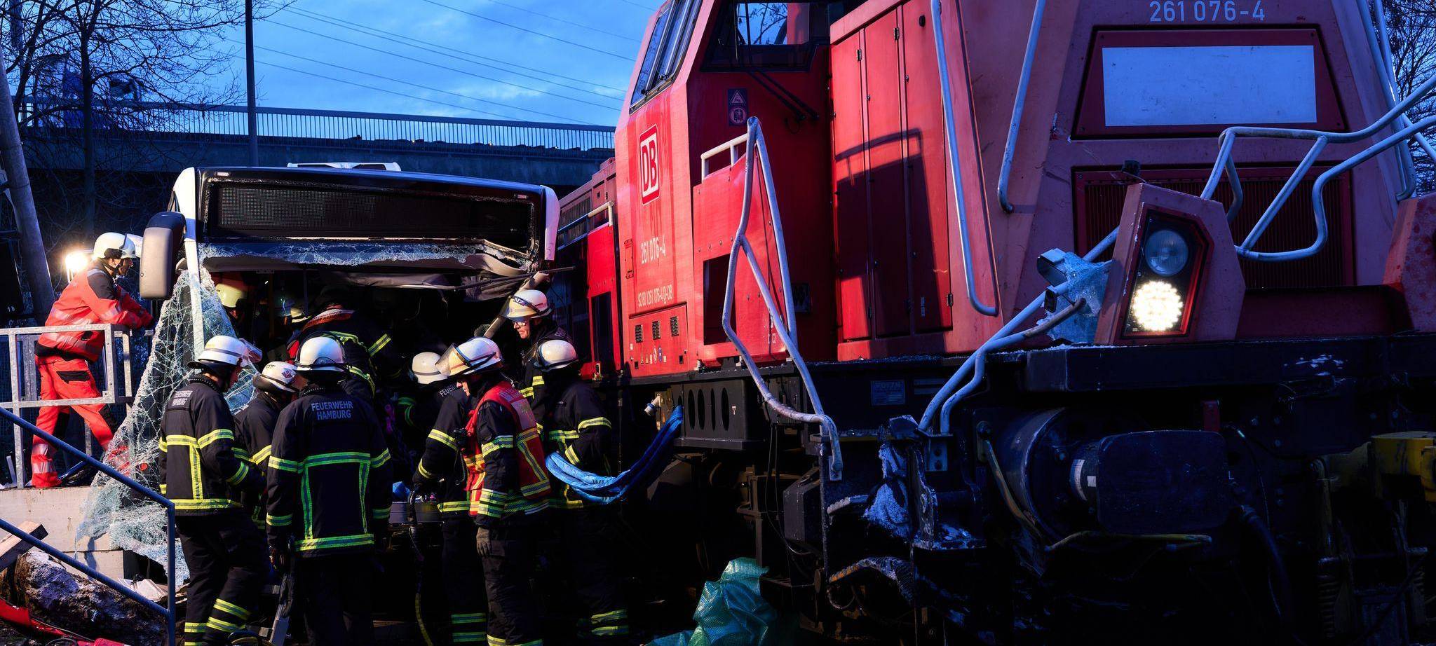 Zug kollidiert mit Bus in Hamburg