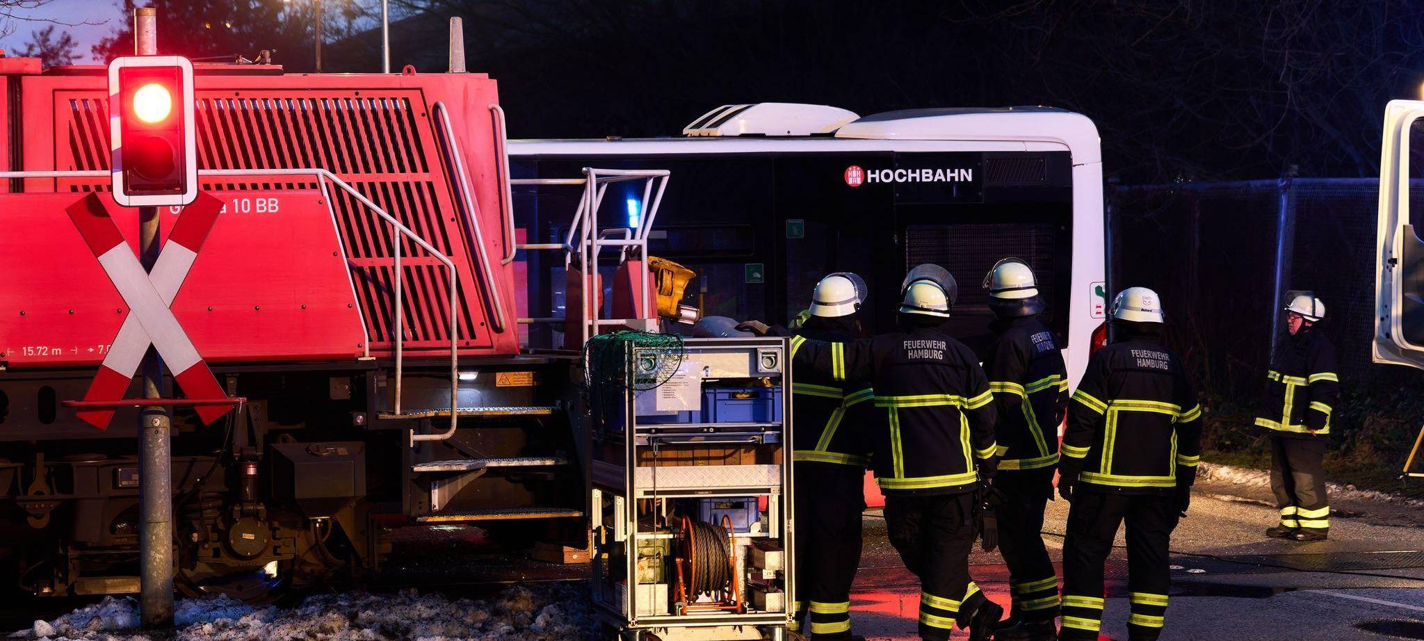 Zug kollidiert mit Bus in Hamburg