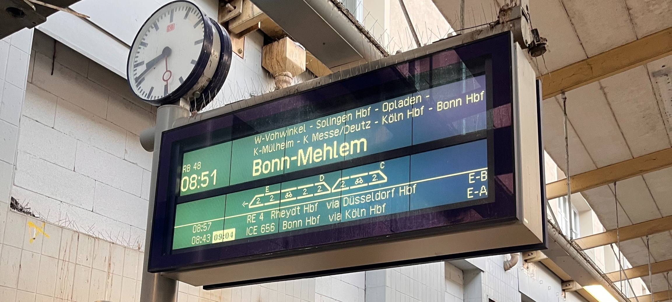 zu sehen ist eine Anzeigetafel der deutschen Bahn
