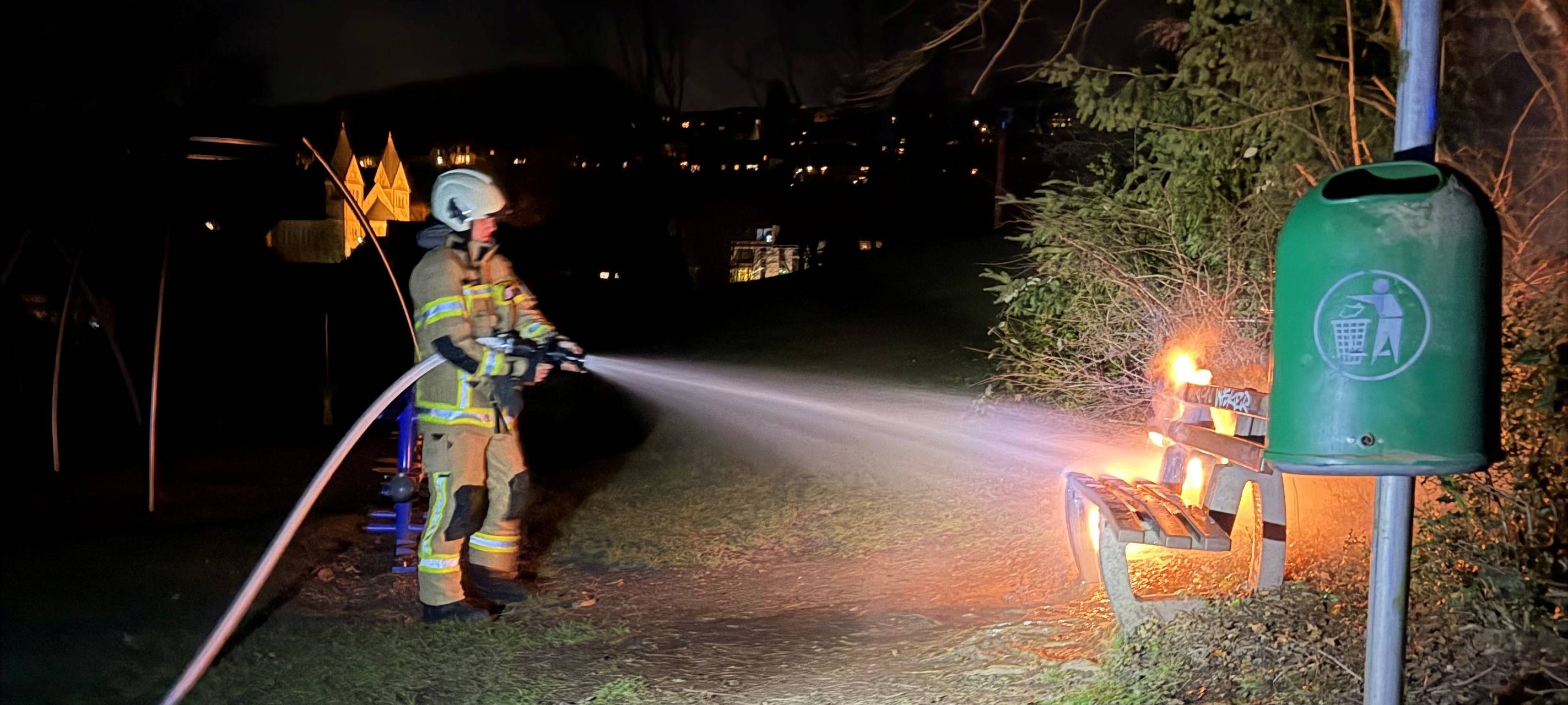 Parkbank in Ennepetal in Flammen