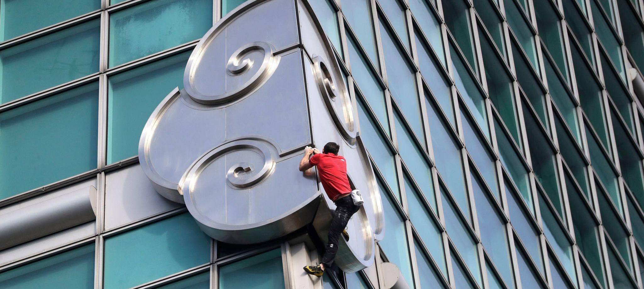 Freeclimber Honnold klettert auf Wolkenkratzer