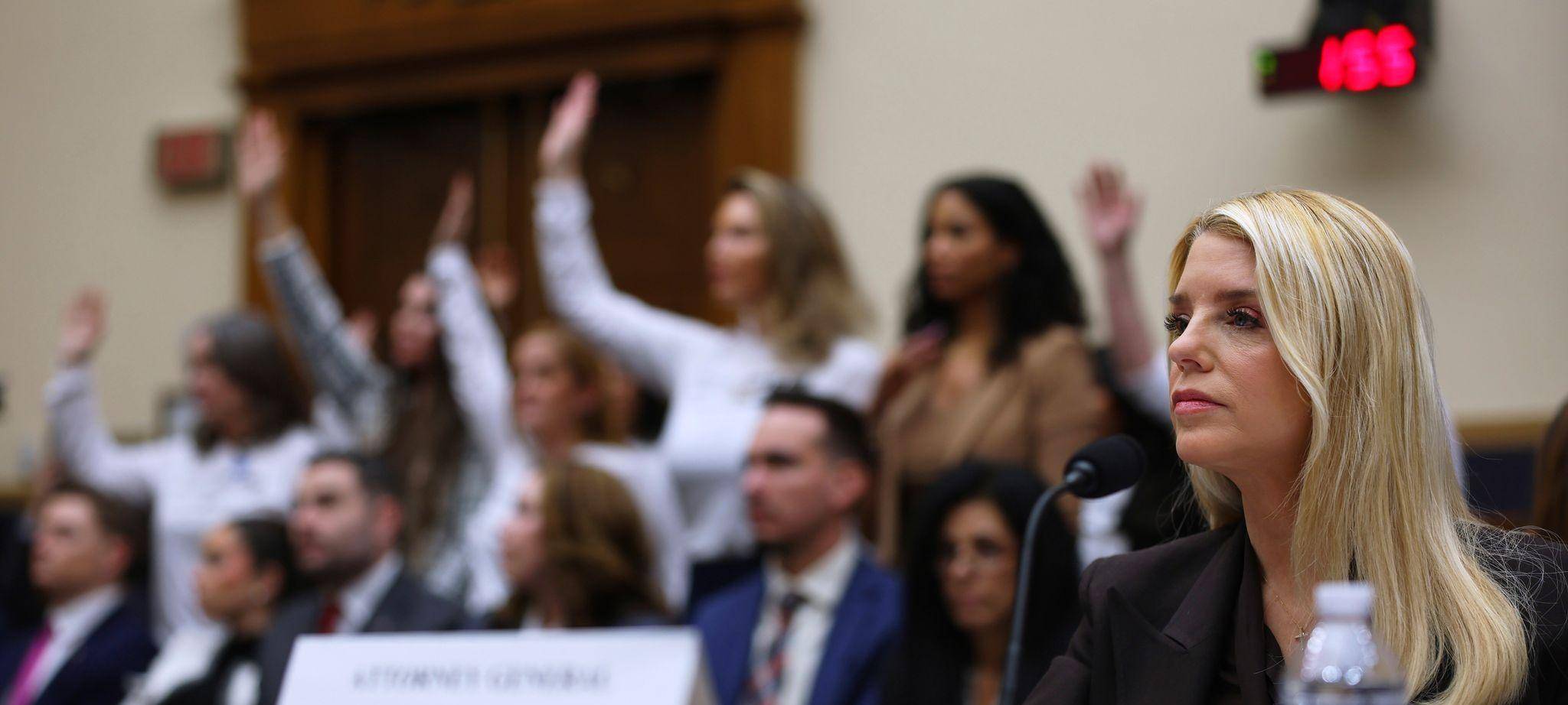 US-Justizministerin Bondi sagt bei Anhörung aus