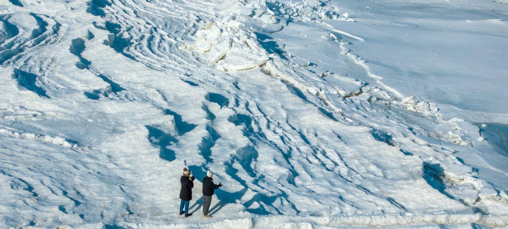Eisberge türmen sich an der Ostseeküste