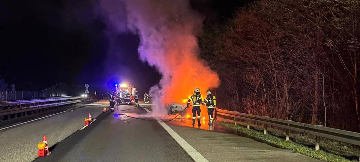 Auto Brennt auf A43