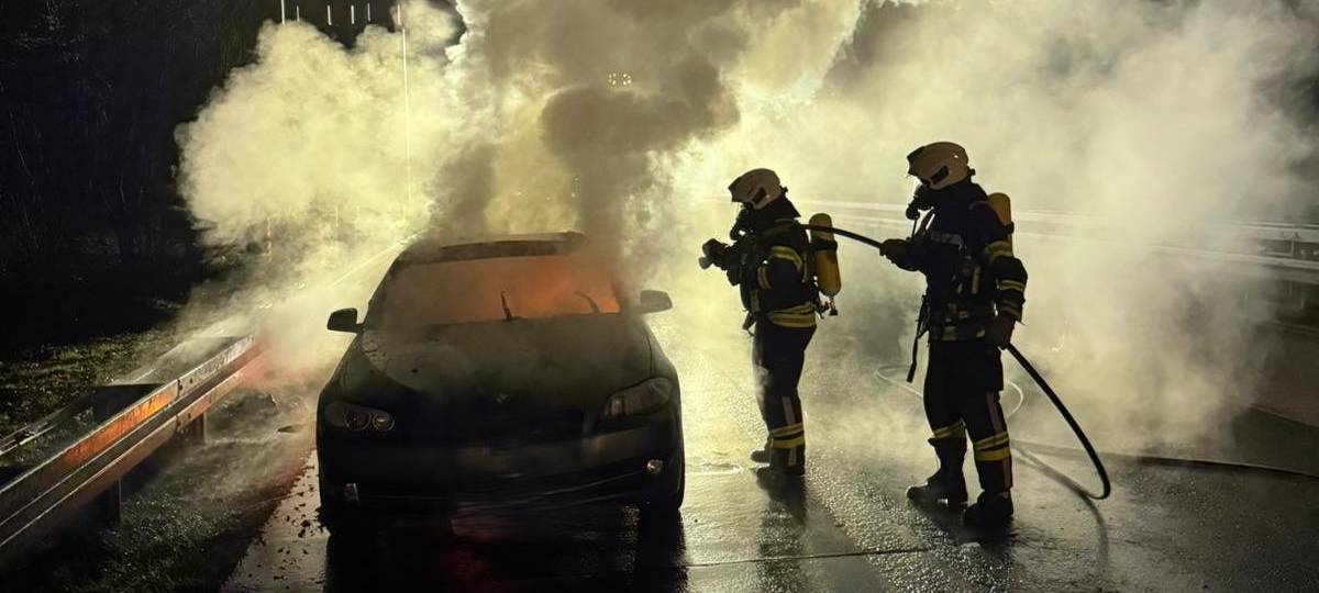 Auto Brennt auf A43