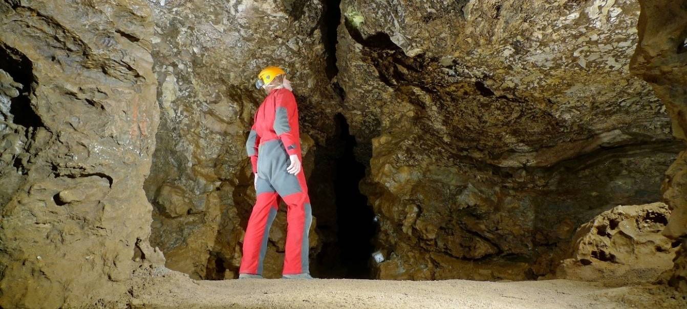 Kinder kriechen durch die Kluterthöhle