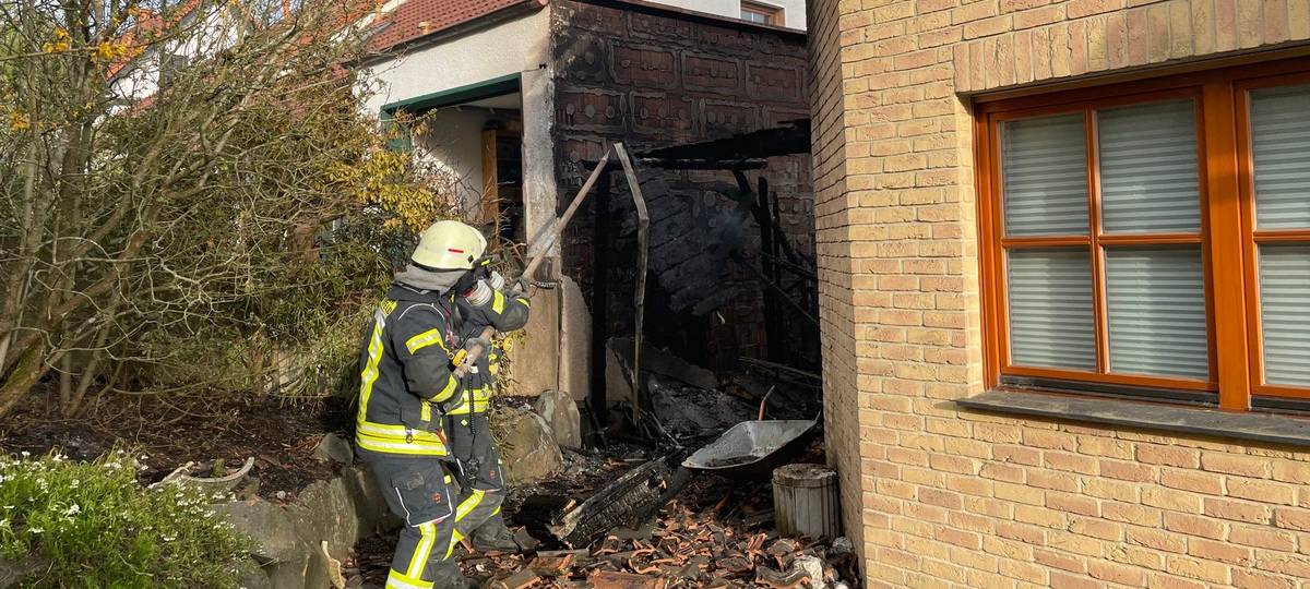 Carport in Breckerfeld steht in Flammen