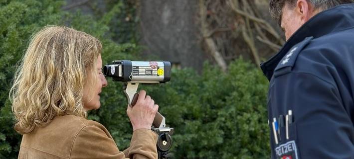 Christine Frücht testet selbst das Lasergerät.