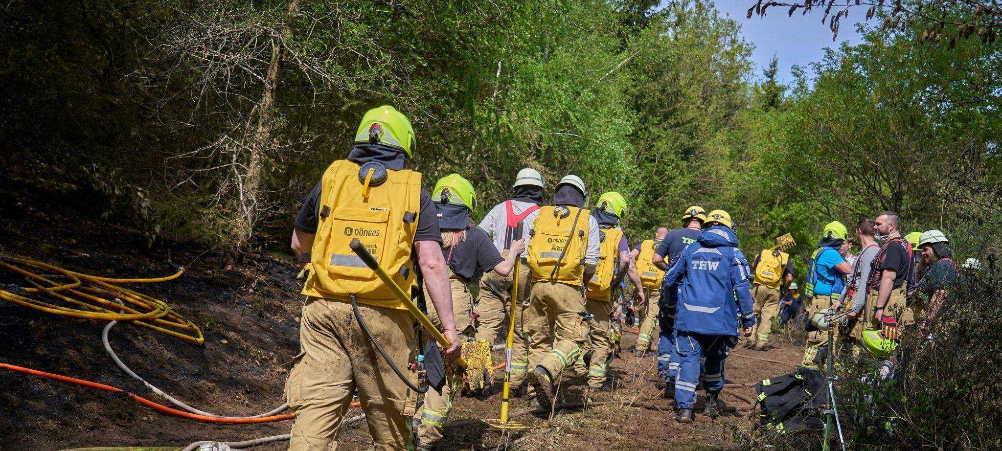 Hunderte Einsatzkräfte bekämpfen Waldbrand bei Friesenhagen