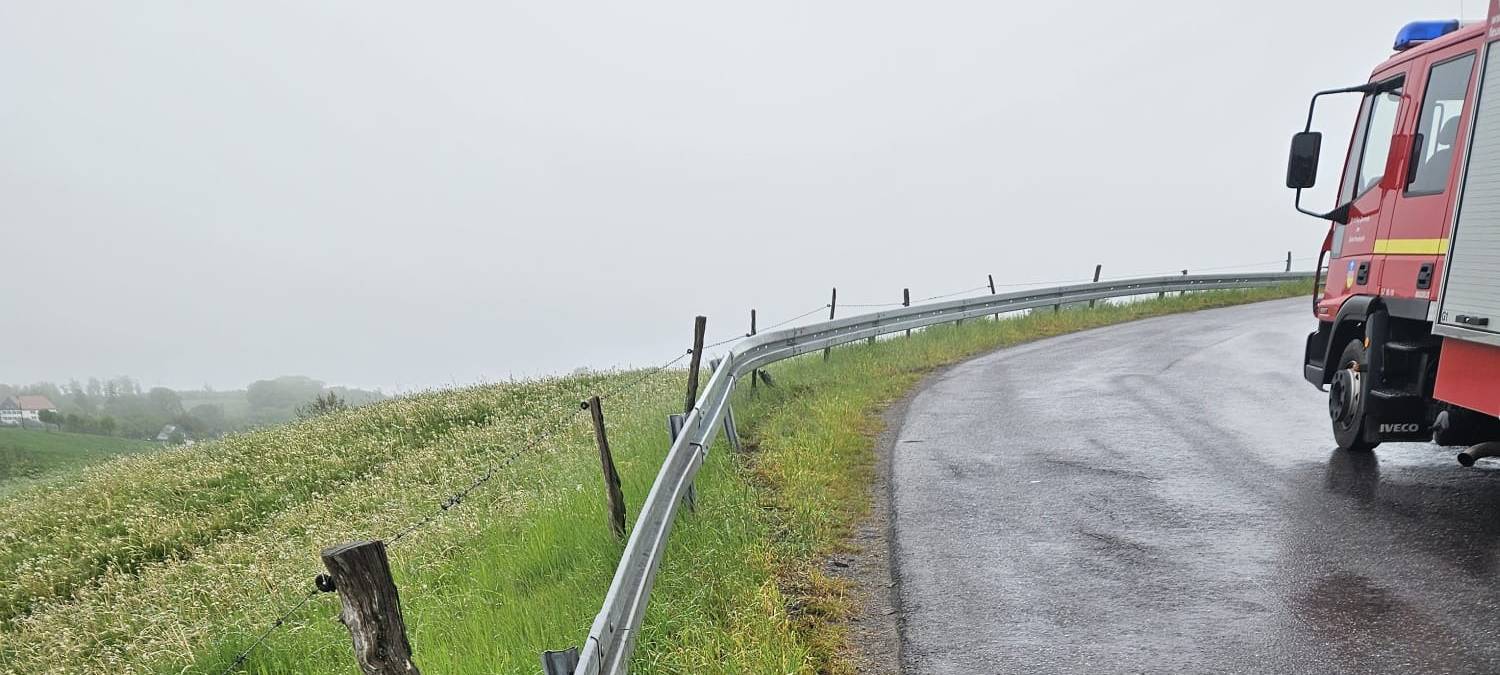 Feld und Bach verunreinigt