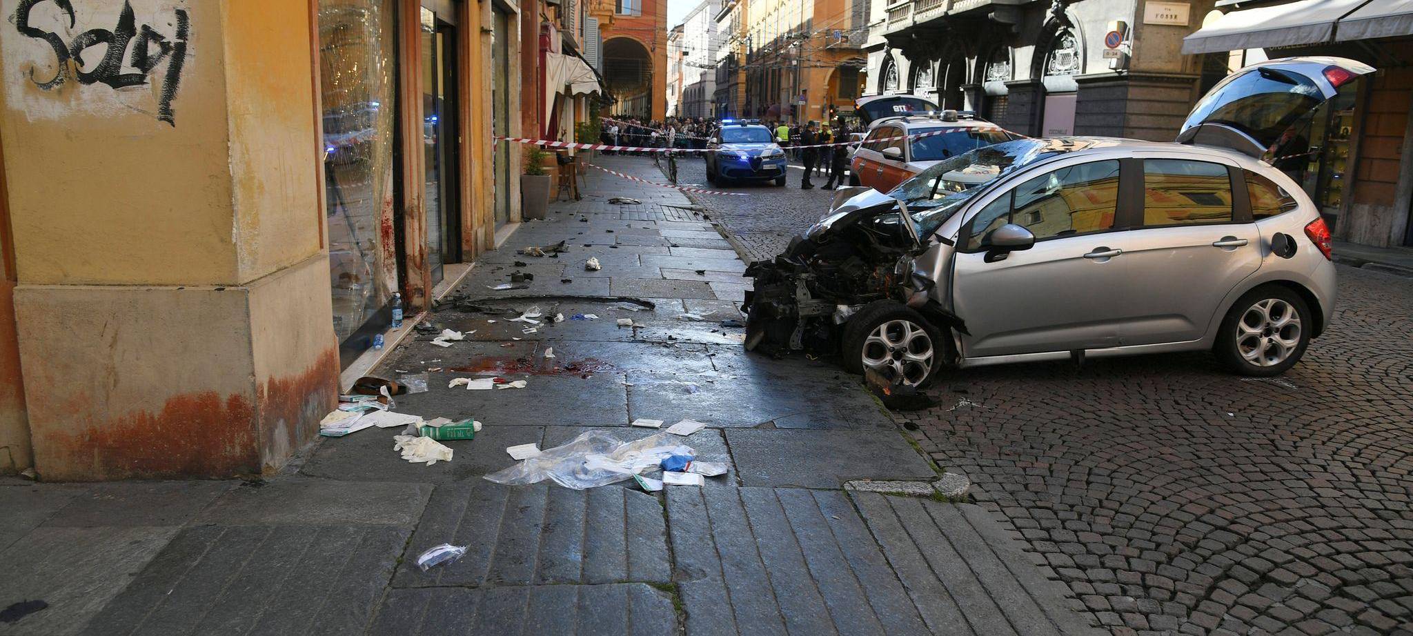 Auto fährt in Modena in Menschenmenge